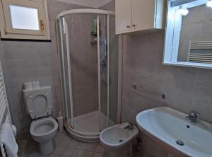 ein Bad mit einem WC, einer Dusche und einem Waschbecken in der Unterkunft Sensazioni liguri - By Ligooria in Pietra Ligure