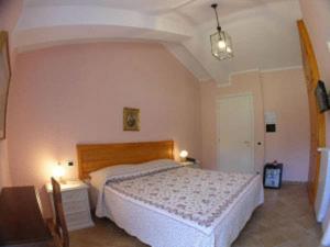 a bedroom with a large white bed in a room at B&B Agriturismo Regno di Toscana in Collesalvetti