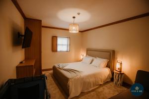 ein Schlafzimmer mit einem Bett und einem Fernseher in der Unterkunft Refúgio do Abade in Terras de Bouro + 29 Fotos