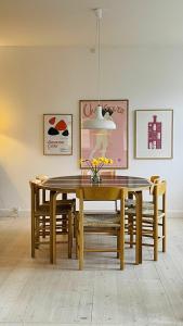- une salle à manger avec une table et des chaises en bois dans l'établissement ApartmentInCopenhagen Apartment 1484, à Copenhague