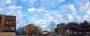 維洛納的住宿－Il Glicine，城市建筑物上方的云天