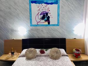 sypialnia z dużym łóżkiem z parasolem w obiekcie Bed And Breakfast Torretta w mieście Controguerra