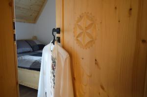 Postel nebo postele na pokoji v ubytování Zacna Chata domek z jacuzzi na wyłączność + 27 fotografií
