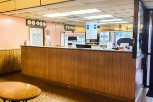 a restaurant with a counter with a table and a counter at OYO Hotel Alice TX Hwy 281 West in Alice