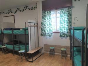 מיטה או מיטות קומותיים בחדר ב-A Casa da Herba