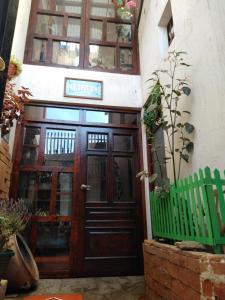 una entrada a un edificio con puerta de madera en Hotel Casolia, en Quetzaltenango