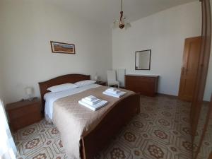 1 dormitorio con 1 cama con 2 toallas en Casa Olga, en Pianella