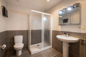 Spacious Central Old Town Apartment tesisinde bir banyo