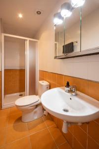 Spacious Central Old Town Apartment tesisinde bir banyo