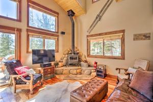 ein Wohnzimmer mit einem Kamin und einem TV in der Unterkunft Rustic Mountain Sanctuary on 2 and Acres with Deck! in Alma