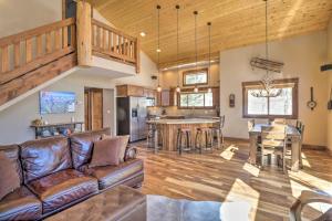 ein Wohnzimmer mit einem Ledersofa und einer Küche in der Unterkunft Rustic Mountain Sanctuary on 2 and Acres with Deck! in Alma