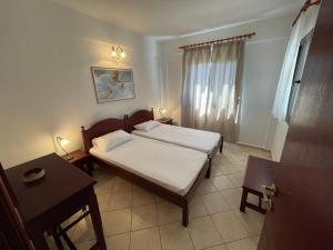 מיטה או מיטות בחדר ב-Galazia Akti Seaside Apartments