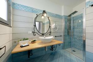ein Bad mit einem Waschbecken und einem Spiegel in der Unterkunft La casa del postino in Procida