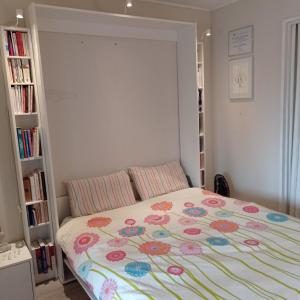 een slaapkamer met een bed met een bloemenbed bij Un nid d'amour en Provence à deux pas de la mer in Cogolin