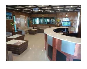 a large lobby with a waiting area with couches and tables at Drive Inn Dhanaulti in Dhanaulti
