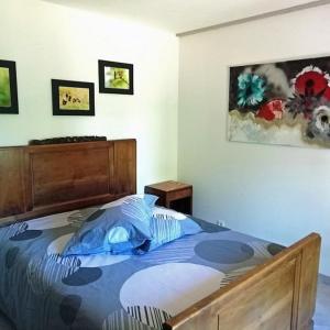 um quarto com uma cama com um edredão azul em Auberge du pèlerin em Saint-Vincent