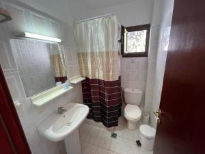 Kúpeľňa v ubytovaní Galazia Akti Seaside Apartments + 37 fotografií