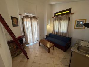 Televízia a/alebo spoločenská miestnosť v ubytovaní Galazia Akti Seaside Apartments