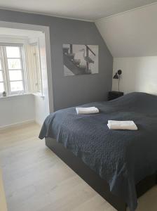 a bedroom with a bed with two towels on it at Skagen lejlighed - Sct. Laurentiivej th in Skagen