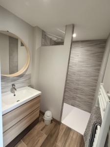 Toules的住宿－Appt reposant entièrement équipé.，一间带水槽和镜子的浴室
