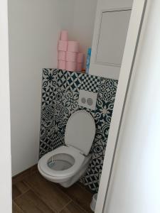 a bathroom with a toilet in a room at Appt reposant entièrement équipé. in Toules