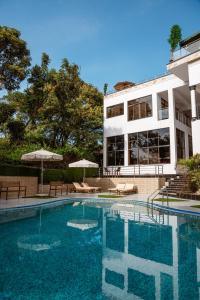 Swimming pool sa o malapit sa Ndaru Luxury suites