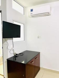 een kamer met een bureau en een flatscreen-tv bij Departamento para descansar in Monterrey