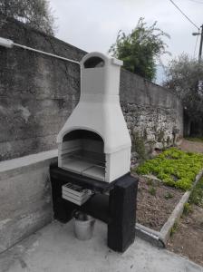 un forno all'aperto, posto accanto a un muro di mattoni di Arco Climbing ad Arco