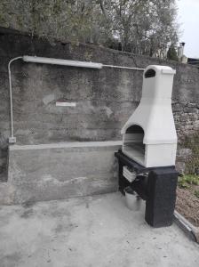 un muro di cemento con forno accanto a un secchio di Arco Climbing ad Arco