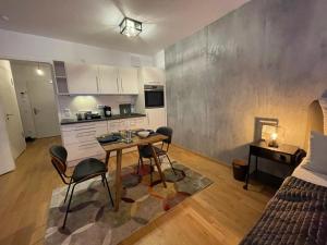 ein Wohnzimmer mit einem Tisch und Stühlen in einem Zimmer in der Unterkunft Studio Stevie Nicks I Workplace I 24in Screen I Kitchen I PS4 in Offenbach