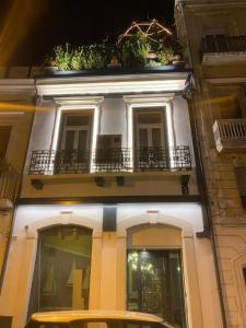 福贾Residenze Romano Ristorante & Spa - albergo diffuso - RED的停在大楼前的黄色汽车