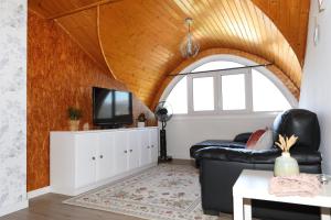 uma sala de estar com um sofá e uma televisão em AGRADABLE CASA CON PISCINA EN GONDOMAR(VAL MIÑOR) em Pontevedra