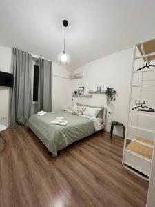 Кровать или кровати в номере MiRhome Apartment