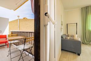 a room with a balcony with a table and chairs at Atico la casa de Tudela in Tudela