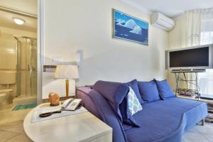uma sala de estar com um sofá azul e uma mesa em InBlue em Savudrija
