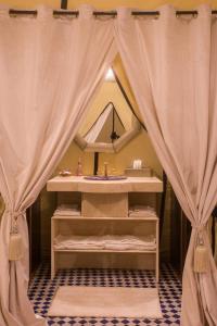 Ένα μπάνιο στο Luxury Desert Camp Amanar