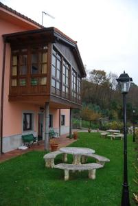 Κήπος έξω από το Apartamentos Mirador del Cantábrico