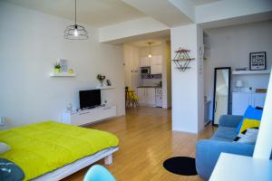 Un dormitorio con una cama y una sala de estar. en Stylish & Cozy Studio by Danailov Apartments, en Ohrid