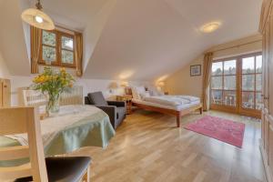 uma sala de estar com uma cama e um sofá em Haus Jägerfleck, Ihre Ferienwohnungen am Nationalpark Bayerischer Wald em Spiegelau