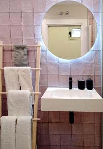 La salle de bains est pourvue d'un lavabo et d'un miroir. dans l'établissement Inhome, à Madrid