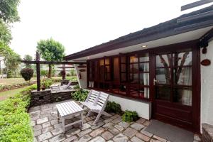 Um jardim no exterior de Fish Tail Lodge