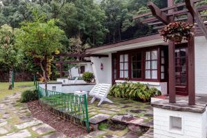 Um jardim no exterior de Fish Tail Lodge