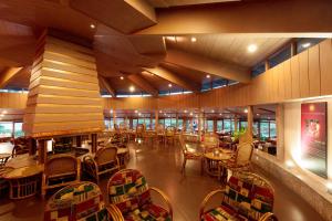 Um restaurante ou outro lugar para comer em Fish Tail Lodge