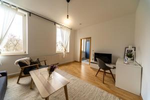 ein Wohnzimmer mit einem Sofa und einem Tisch in der Unterkunft Im HYGGE skandinavisch wohnen mitten in Chemnitz in Chemnitz