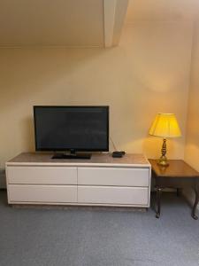TV a/nebo společenská místnost v ubytování Chinook Motel