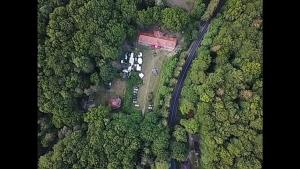 una vista aérea de una casa en el bosque en Haus Semper en Lietzow
