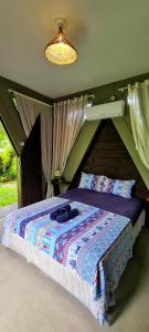 um quarto com uma cama de dossel grande em Pousada Areias do Embaú em Guarda do Embaú