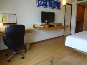 Televisyen dan/atau pusat hiburan di Lemon Tree Hotel, Ahmedabad