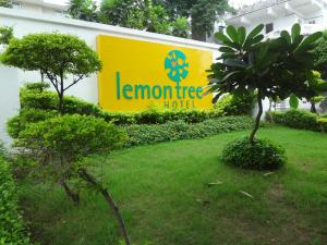 un cartello per l'hotel Leominster in un edificio di Lemon Tree Hotel, Ahmedabad a Ahmedabad