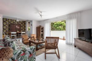 sala de estar con sofá y mesa en Unhotel - Maravilhosa Cobertura em Copacabana - Aluguel de Temporada Perto da Praia, en Río de Janeiro